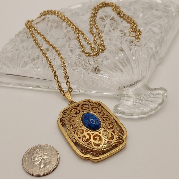 Avon 70's 'Yesteryear' Gold-Tone Photo Locket Necklace Blue Stone Pendant EVC - Picture 3 of 17